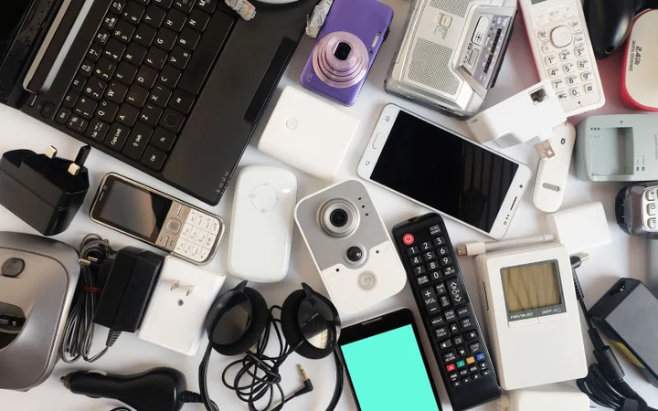 Smartphone, laptop, dan perangkat IoT modern.