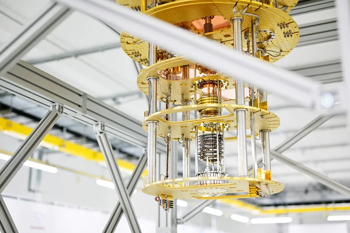 Komputer kuantum dan data center modern.