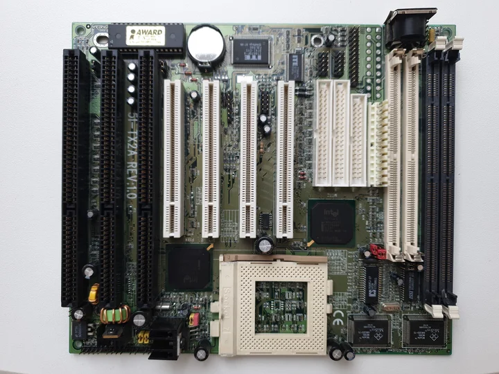 Motherboard dilihat dari atas.
