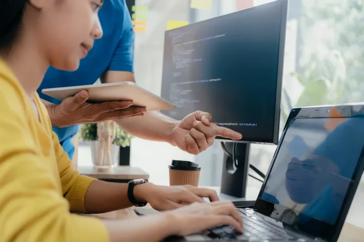 Pengguna komputer seperti siswa, guru, dan teknisi.